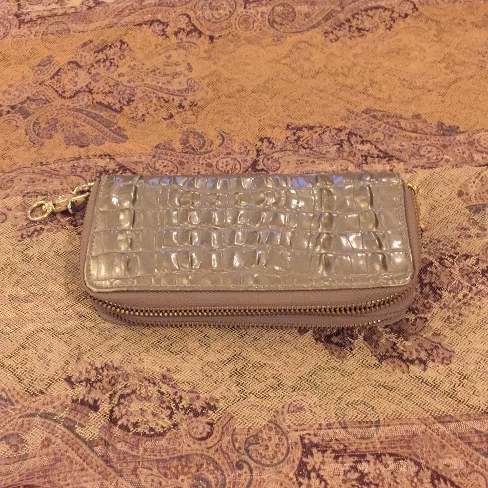 Brahmin wallet with out strap